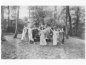 Nathalie Clifford Barney (1876-1972) avec des danseurs vêtus de toges